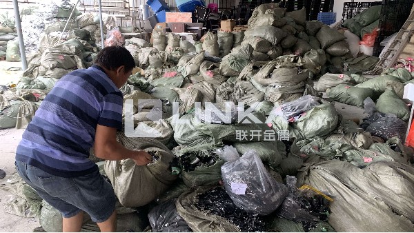 東莞鋰電池正負極回收案例—19年11月6日東莞聯開回收現場